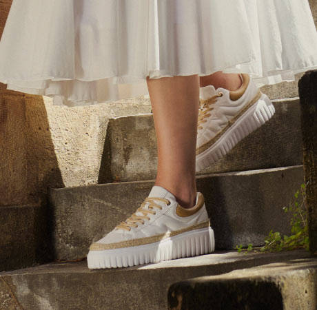 Τα sneakers είναι ο λευκός καμβάς της μόδας: μπορούν να πάρουν οποιαδήποτε αισθητική ανάλογα με τη περίσταση. Μπορείς να τα κάνεις edgy, ρομαντικά, σοφιστικέ ή casual — πάντα με βάση τη δική σου προσωπικότητα.